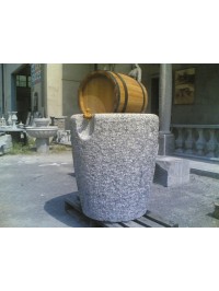 Vase en Serizzo Antigorio travaillé avec Marteau et un Burin