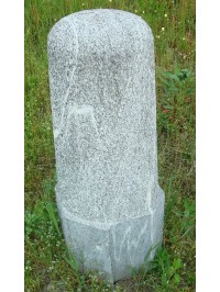 Bordstein durchmesser 20 cm x h 90 cm aus Gneis Antigorio Grob