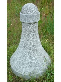 Bordstein h 105 cm, durchmesser am Boden 75 cm und in der Spitze 25 cm aus Gneis Antigorio